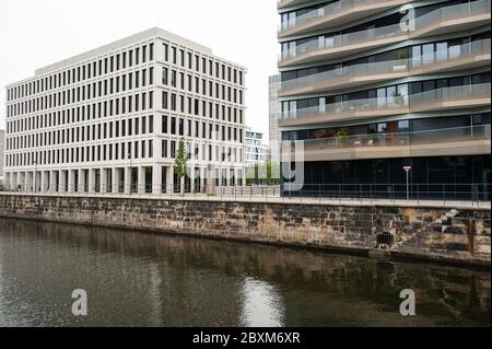 10.06.2019, Berlino, Germania, Europa - nuovo edificio di un moderno complesso di uffici e di un edificio residenziale e commerciale di lusso (KunstCampus). Foto Stock