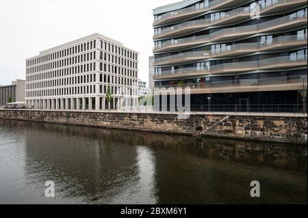 10.06.2019, Berlino, Germania, Europa - nuovo edificio di un moderno complesso di uffici e di un edificio residenziale e commerciale di lusso (KunstCampus). Foto Stock