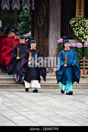 Kannushi, parata di sacerdoti shinto a Meiji Jingu, Harajuku, Tokyo, Giappone Foto Stock