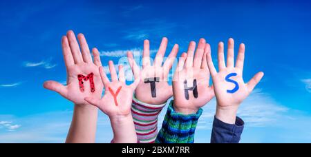 I bambini hanno le mani che hanno i miti di parola, cielo blu Foto Stock