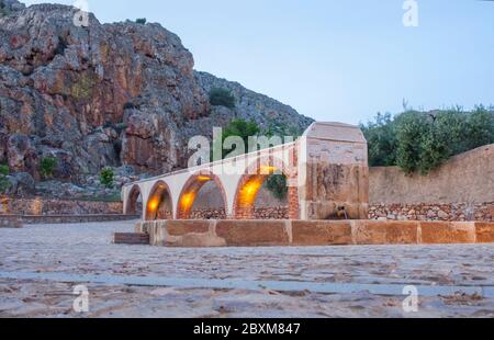 Palomas fontana pilastro costruito nel 16 ° secolo, Hornachos, Spagna. Sparato al tramonto Foto Stock