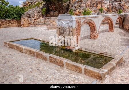 Palomas fontana pilastro costruito nel 16 ° secolo, Hornachos, Spagna. Stemma imperiale di Carlos V scolpito al centro Foto Stock