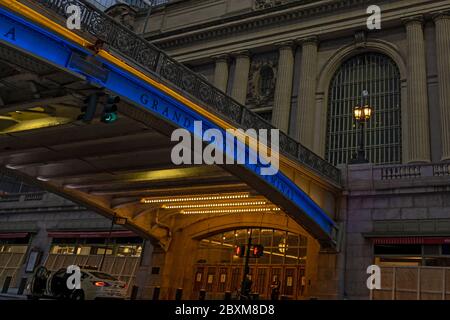 New York, Stati Uniti. 07 giugno 2020. Il ponte del Grand Central Terminal è visto al tramonto illuminato in blu e oro in onore del lavoro dei newyorkesi per appiattire la curva del virus COVID-19.il governatore Andrew M. Cuomo ha annunciato oggi che i monumenti in tutto lo stato saranno illuminati in blu e oro e proietteranno 'New York Tough' in onore del lavoro dei newyorkesi per appiattire la curva del virus COVID-19. Credit: SOPA Images Limited/Alamy Live News Foto Stock