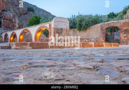 Palomas fontana pilastro costruito nel 16 ° secolo, Hornachos, Spagna. Sparato al tramonto Foto Stock