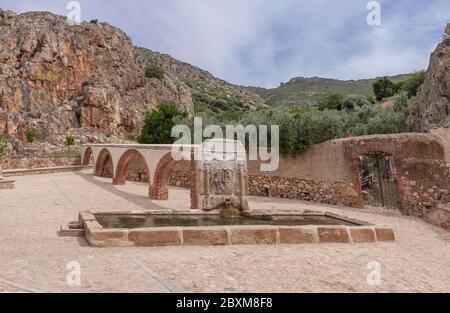 Palomas fontana pilastro costruito nel 16 ° secolo, Hornachos, Spagna. Stemma imperiale di Carlos V scolpito al centro Foto Stock