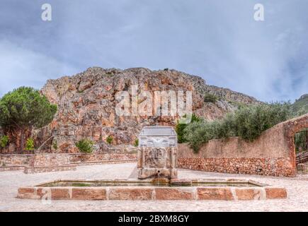 Palomas fontana pilastro costruito nel 16 ° secolo, Hornachos, Spagna. Stemma imperiale di Carlos V scolpito al centro Foto Stock