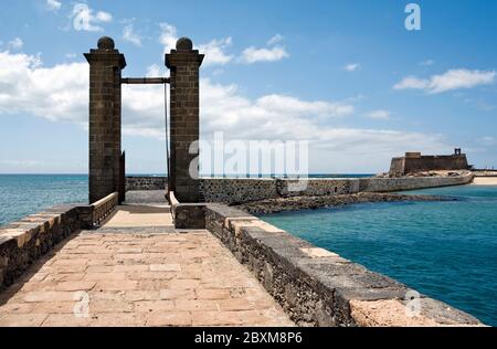 Il Ponte delle sfere, Puente de las Bolas, ad Arrecife, la capitale di Lanzarote Foto Stock