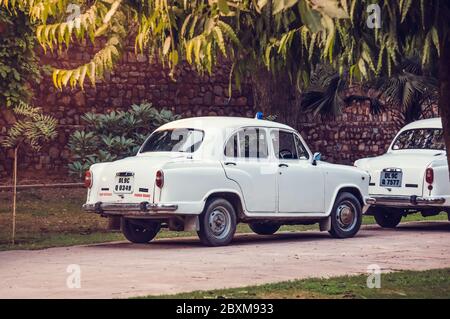 NEW DELHI, INDIA - 05 FEB. 2014 - White Indian retro automobili parcheggiate nel territorio del Forte Rosso - Lal Qila, uno dei principali punti di riferimento a Nuova Delhi Foto Stock