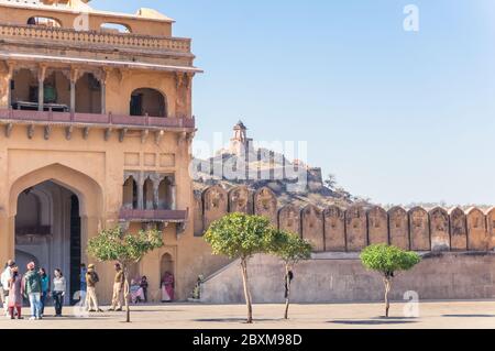 Piazza centrale in Amber Fort, vicino a Suraj Pol, South Gate, e Chand Pol, Moon Gate e colline lontane coronate da Amer Wall Foto Stock