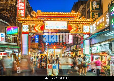 Taipei, Taiwan - 8 settembre 2015: Vista notturna dell'ingresso del mercato notturno di Raohe Street, uno dei mercati notturni più popolari di taipei Foto Stock