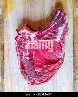 Bistecca di manzo alle ossa, ben stagionata, pronta per il vostro barbecue e pranzo, bistecca fiorentina, proteine per la vostra salute Foto Stock