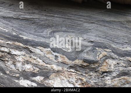 Rock ripiegato syncline in alpine montagne svizzere. Piega a S trovato alla ripida montagna lato. Foto Stock