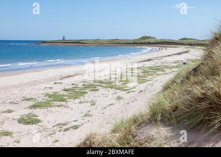 Spiaggia di sabbia bianca e mare blu, Lindisfarne - Isola Santa - Northumberland Foto Stock