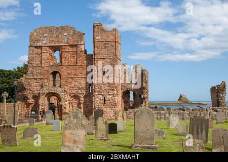 Le rovine della chiesa medievale priorale a Lindisfarne, Northumberland Foto Stock