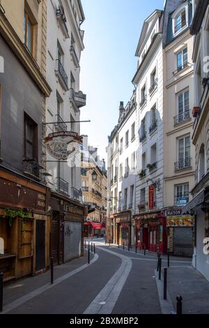 Parigi, Francia - 13 aprile 2020: Edifici e ristoranti tipici haussmann nel quartiere latino di Parigi sulla riva sinistra della Senna durante il conta Foto Stock