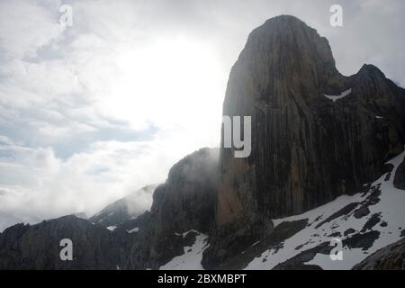 Dramatische Stimmung am Picu Uriellu, berühmtester Berg des Nationalparks Picos de Europa Foto Stock