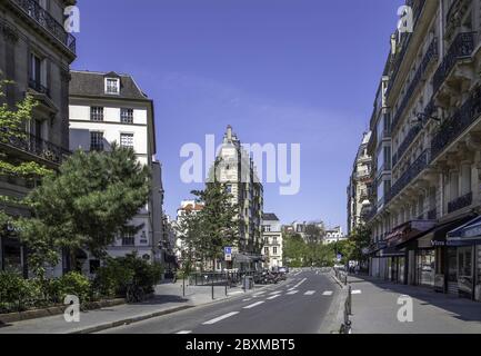 Parigi, Francia - 16 aprile 2020: Edifici tipici di haussmann a Parigi sulla riva sinistra della Senna durante le misure di contenimento dovute al covid-19 v Foto Stock