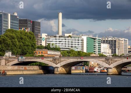 Parigi, Francia - 28 aprile 2020: Edifici commerciali su Quai de Bercy, vicino alla Senna a Parigi Foto Stock