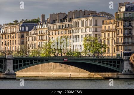 Parigi, Francia - 25 aprile 2020: Edifici tipici di Haussmann lungo la Senna Foto Stock