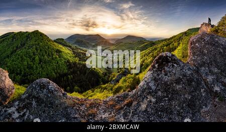 Maestoso tramonto nel paesaggio delle montagne. Cielo drammatico. Carpazi, Slovacchia, Europa. Bellezza mondo. Foto Stock