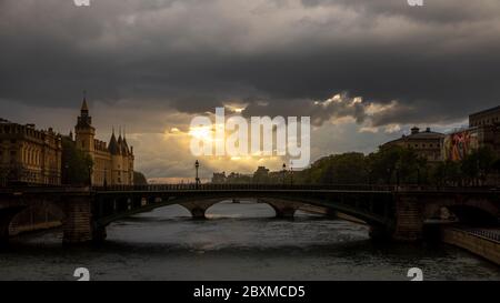 Parigi, Francia - 28 aprile 2020: Vista panoramica della Conciergerie, dell'Hotel Dieu e dei ponti sulla Senna durante le misure di contenimento previste Foto Stock