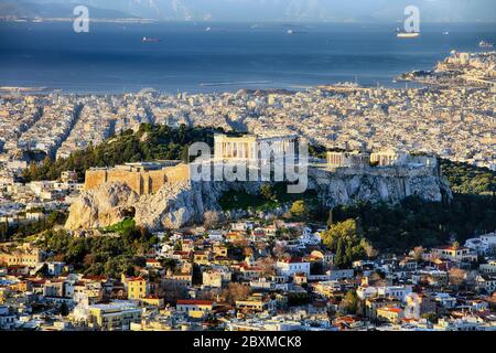 Città e acropolis dal Monte Licabetto ad Atene a sunrise, Grecia Foto Stock