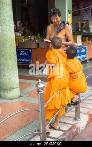 I monaci novizi stavano parlando con l'uomo adulto nel tempio, Bangkok Thailandia Foto Stock