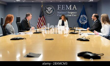 Washington, Stati Uniti d'America. 03 giugno 2020. First Lady Melania Trump partecipa a un briefing sulla preparazione agli uragani per i giovani con l'amministratore della Federal Emergency Management Agency (FEMA) Peter Gaynor e i funzionari della Croce Rossa americana mercoledì 3 giugno 2020, presso la sede centrale della FEMA a Washington, DC People: First Lady Melania Trump Credit: Storms Media Group/Alamy Live News Foto Stock