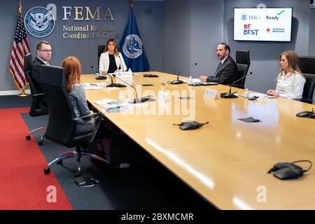 Washington, Stati Uniti d'America. 03 giugno 2020. First Lady Melania Trump partecipa a un briefing sulla preparazione agli uragani per i giovani con l'amministratore della Federal Emergency Management Agency (FEMA) Peter Gaynor e i funzionari della Croce Rossa americana mercoledì 3 giugno 2020, presso la sede centrale della FEMA a Washington, DC People: First Lady Melania Trump Credit: Storms Media Group/Alamy Live News Foto Stock