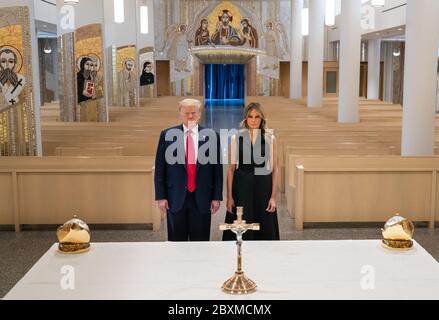 Washington, Stati Uniti d'America. 02 giugno 2020. Il presidente Donald J. Trump e la prima signora Melania Trump pregano sull’altare della Chiesa dei Redentori Hominis martedì 2 giugno 2020, al Santuario nazionale di San Giovanni Paolo II a Washington, DC persone: Il presidente Donald Trump, Melania Trump Credit: Storms Media Group/Alamy Live News Foto Stock