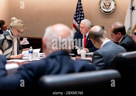 Washington, Stati Uniti d'America. 8 giugno 2020. Il Vice Presidente Mike Pence incontra i membri della White House Coronavirus Task Force martedì 2 giugno 2020 nella White House Situation Room. Persone: Vice Presidente Mike Pence Credit: Storms Media Group/Alamy Live News Foto Stock