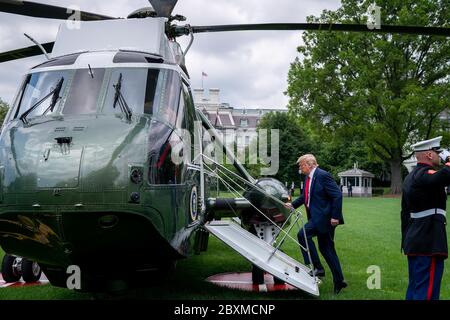 Washington, Stati Uniti d'America. 05 giugno 2020. Il presidente Donald J. Trump si infila a Marine One in viaggio verso la base congiunta Andrews, il signor. Venerdì 5 giugno 2020, per iniziare il suo viaggio a Bangor, Maine People: President Donald Trump Credit: Storms Media Group/Alamy Live News Foto Stock