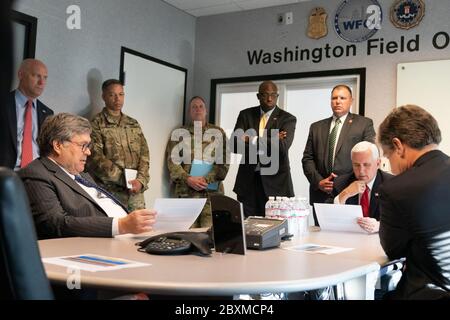 Washington, Stati Uniti d'America. 8 giugno 2020. Il Vice Presidente Mike Pence incontra il Direttore dell'FBI Christopher Wray e il Procuratore Generale degli Stati Uniti William Barr Martedì, 2 giugno 2020, presso l'FBI Washington Field Office di Washington, DC persone: Vice Presidente Mike Pence, Christopher Wray, Christopher Wray, William Barr Credit: Storms Media Group/Alamy Live News Foto Stock