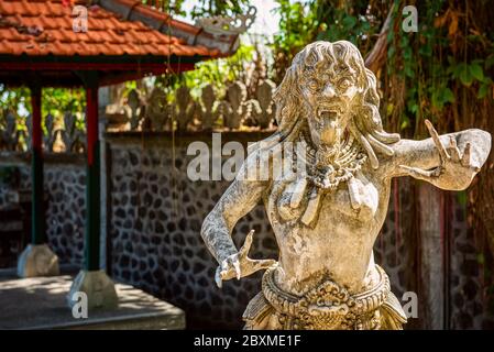 Setesuyara è la dea del mondo sotterraneo, insieme a Batara Kala, nella mitologia tradizionale balinese. Figura di pietra del dio balinese. Water Palace of Foto Stock