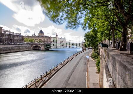 Parigi, Francia - 1 maggio 2020: Vista della Conciergerie, l'Hotel Dieu e i ponti sulla Senna durante le misure di contenimento a causa della corona Foto Stock