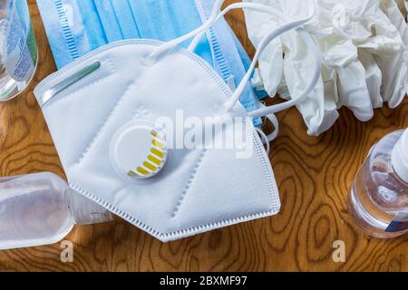 Kit di protezione Coronavirus COVID-19 Pandemic. Sono disponibili bottiglie per igienizzatore per le mani, maschere di carta monouso blu o maschere mediche, bianche, KN95 Foto Stock