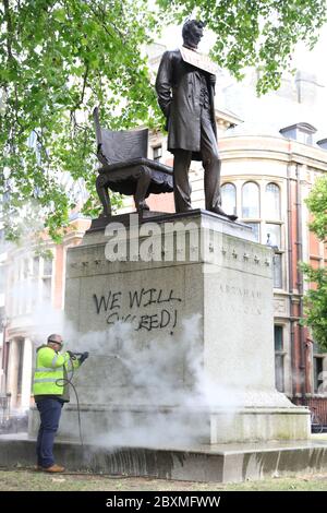 Un lavoratore pulisce i graffiti dalla base della statua di Abraham Lincoln a Parliament Square a Londra, a seguito di una protesta della materia Black Lives nel fine settimana. Una serie di proteste in tutto il Regno Unito sono state scatenate dalla morte di George Floyd, che è stato ucciso il 25 maggio mentre era in custodia di polizia nella città americana di Minneapolis. Foto Stock