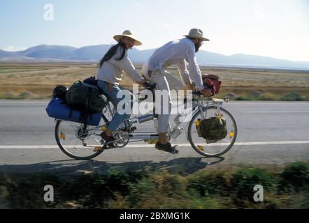 I ciclisti che guidano su un tandem mentre girano la Catalogna nel nord-est della Spagna Foto Stock