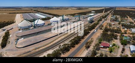 Vista panoramica aerea della piccola città di Grass Patch nell'Australia occidentale con i grandi silos di grano situati vicino alla Coolgardie-Esperance Highway Foto Stock
