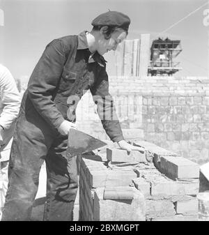 Negli anni '50. Donne che lavorano in costruzione sta mettendo mattoni su un cantiere. Svezia 1951. Kristoffersson rif BB93-12 Foto Stock