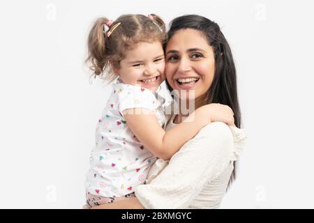 Ritratto di felice madre amorevole e del suo bambino che abbracciano l'altro con un volto sorridente. Foto di alta qualità Foto Stock