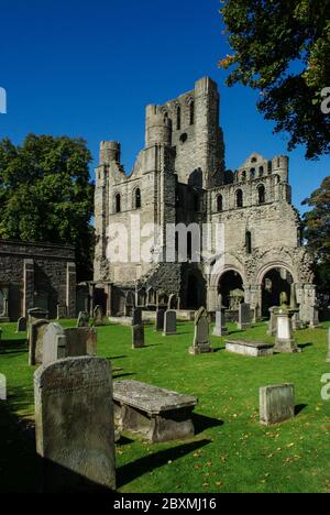 Le rovine dell'abbazia di Kelso, un bell'esempio di architettura monastica, frontiere scozzesi, Scozia, Regno Unito Foto Stock