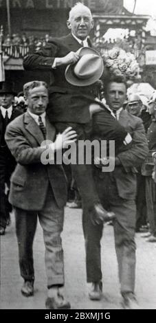 Roald Amundsen. esploratore polare norvegese. 1872-1928. Nella foto, il ritorno al campidoglio norvegese di Oslo il 15 2916 luglio dopo aver fatto volare con successo il velivista Norge al Polo Nord. Quando si raggiunge la pole Amundsen gettare la bandiera norvegese sul ghiaccio il 11 1926 maggio. Foto Stock