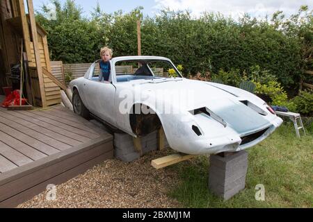 Lotus Elan +2 auto classica in fase di conversione in una vasca idromassaggio personalizzata, Medstead, Alton, Hampshire Inghilterra, Regno Unito. Foto Stock