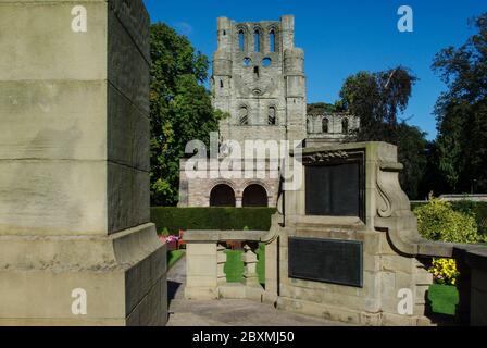 Le rovine dell'abbazia di Kelso, un bell'esempio di architettura monastica, frontiere scozzesi, Scozia, Regno Unito Foto Stock