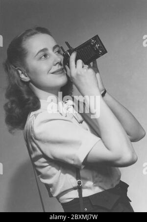 Fotografo dilettante negli anni '40. Una giovane donna sta fotografando in una giornata estiva. Il modello di fotocamera è pratico. Quando non viene utilizzato, l'elva e il soffietto vengono ripiegati nel corpo della fotocamera. Per scattare foto, l'hai aperta ed era pronta. La telecamera ha prodotto una pellicola analogica. Margareta von Törne è raffigurato durante la fotografia e la fotografia è stata originariamente utilizzata sulla copertina di un libro chiamato Handbook per il fotografo dilettante 1948.
