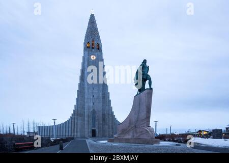 Monumento Leif Erikson di fronte alla chiesa di Reykjavik, Islanda Foto Stock