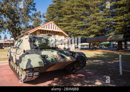 Esperance Australia 13 novembre 2019 : UN carro armato in pensione dell'esercito australiano di leopardo AS1 in mostra a Esperance, Australia occidentale Foto Stock