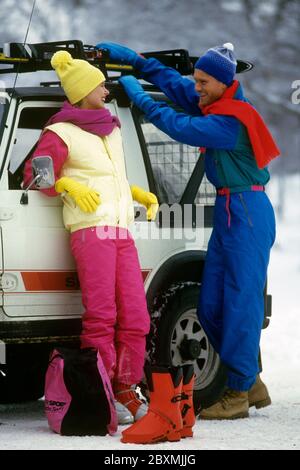 Inverno negli anni '80. Una giovane coppia fotografata indossando i tipici outfit invernali degli anni '80. Negli anni '80 i colori erano chiari e luminosi. Svezia 1986. CV50-12 Foto Stock