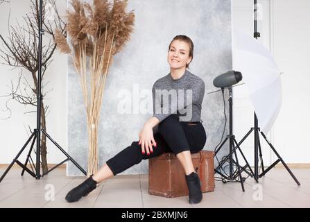 Donna in studio fotografico con emozioni positive, foto o lavoro in studio. Foto Stock